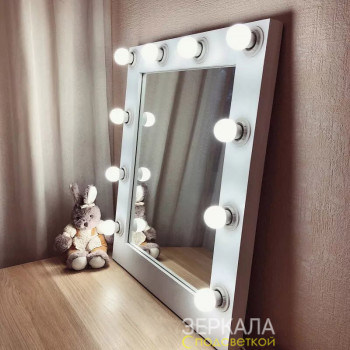 Гримерное зеркало с подсветкой лампочками в раме 60х70 см