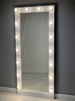 Белое гардеробное зеркало с подсветкой лампочками в раме 180х80 см